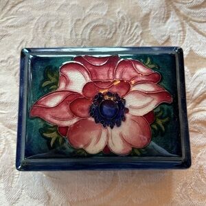 William Moorcroft, VINTAGE Deep blue ground with pink/green/blue anemone England